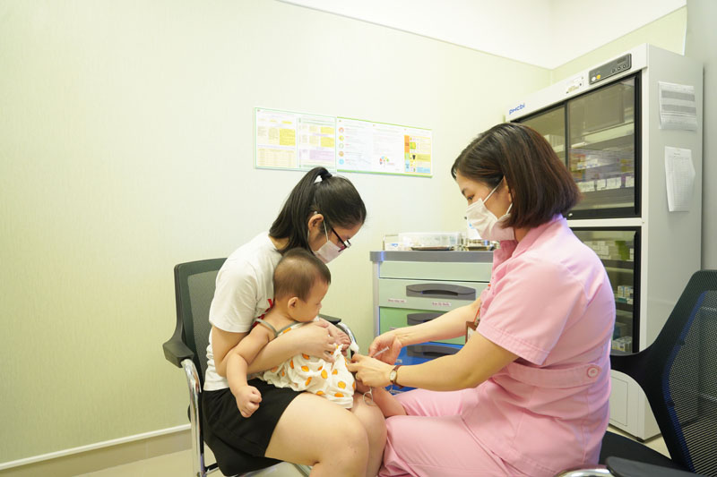 Quy tr&igrave;nh ti&ecirc;m chủng an to&agrave;n tại Hệ thống Y tế Hồng Ngọc