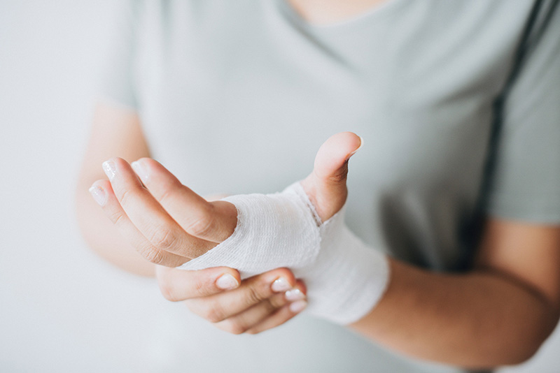 Khi nào cần thay băng vết thương nhiễm trùng tại cơ sở y tế?