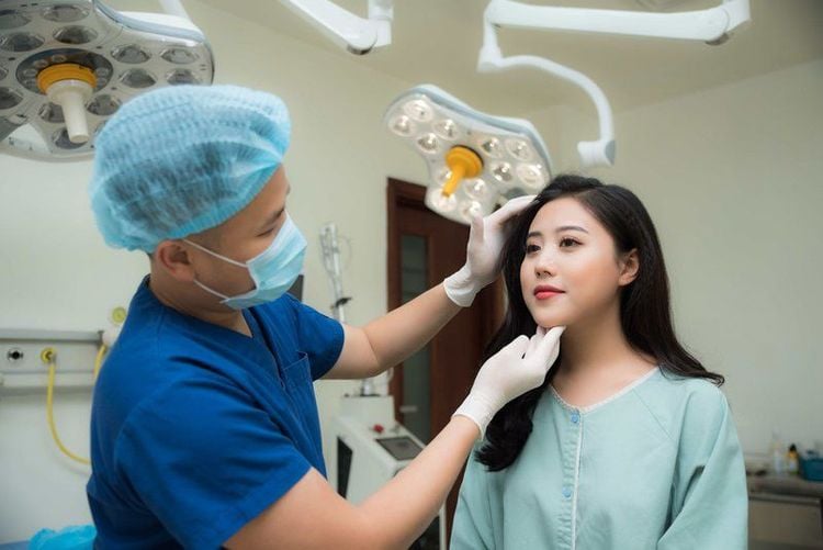 Khi n&agrave;o cần đi kh&aacute;m da liễu thay v&igrave; tự điều trị?