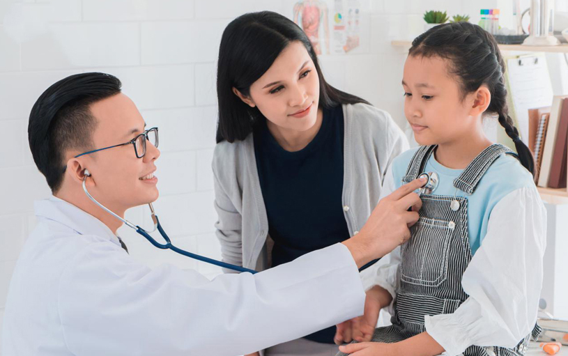 Khám nhi thân thiện – Giải pháp giúp bé hợp tác, cha mẹ an tâm trong mỗi lần thăm khám