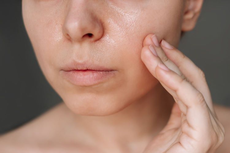 Học cách chăm sóc da nhạy cảm và da dầu trong mùa hè nắng nóng đúng cách