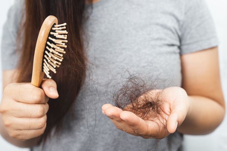 Tóc rụng là thiếu chất gì? 9 dưỡng chất quan trọng giúp tóc chắc khỏe, giảm gãy rụng