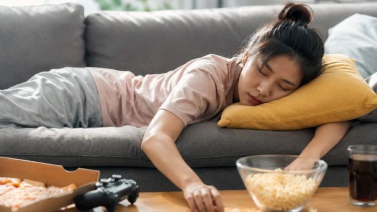 Vì sao càng nghỉ cuối tuần càng thấy mệt? 7 thói quen khiến cơ thể khó phục hồi