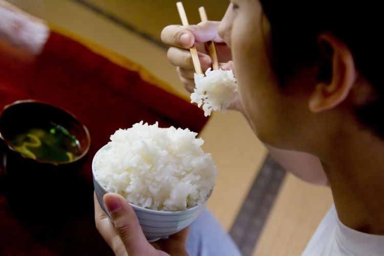 Ăn xong vẫn nhanh đói: 7 nguyên nhân thường gặp và cách khắc phục
