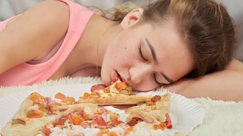 Tại Sao Ăn Xong Lại Buồn Ngủ? 8 Lý Do Khiến Bạn Vừa Ăn Đã Muốn Ngả Lưng